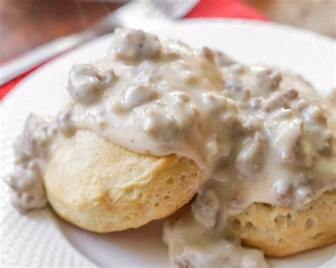 Easy Biscuits and Gravy (+VIDEO) | Lil' Luna