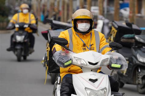 Delivery men fight epidemic by keeping residents at home - Chinadaily.com.cn