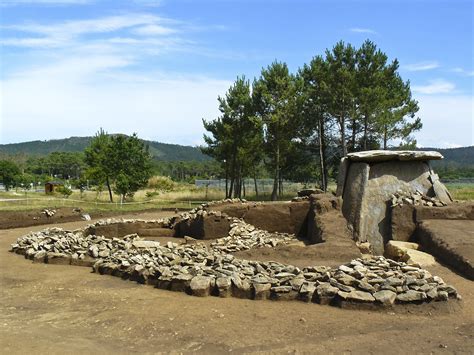 File:Dolmen de Dombate - Cabana de Bergantiños - A Coruña (excavacións ...
