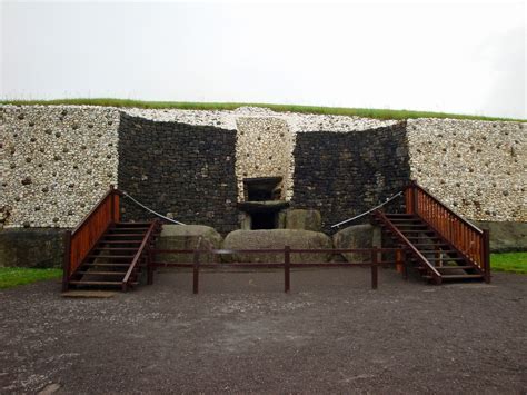 Newgrange Historical Facts and Pictures | The History Hub