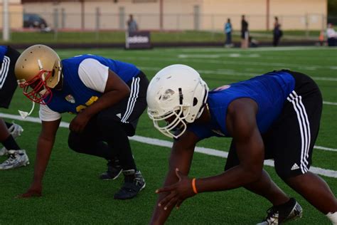 Technique Tuesday– Defensive End Stances | Football University | Football defense, Technique ...