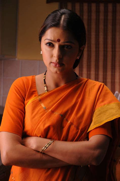 telugu cinema: Bhumika Chawla in saree pen adimai illai movie stills