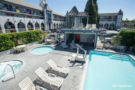 Castle Inn & Suites Pool: Pictures & Reviews - Tripadvisor