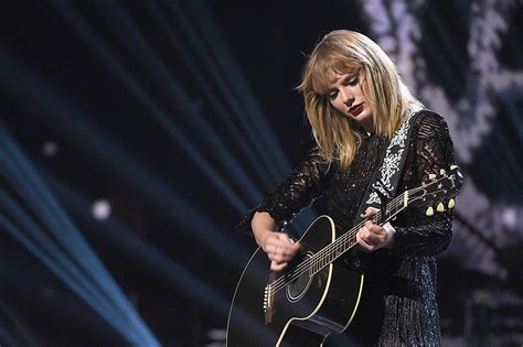 Taylor Swift Returning to Country Music With 'New Year's Day'