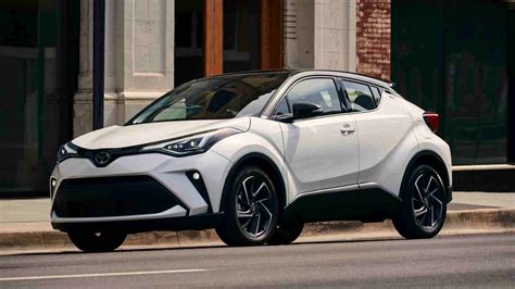 2021 Honda HR-V vs. 2021 Toyota C-HR Comparison - Kelley Blue Book