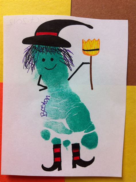 Footprint witch! Cute for Halloween art for a daycare or school! Dulceros Halloween, Carte ...