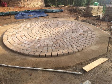 Building a circle shaped concrete paver patio. By Carefree Landscapes ...