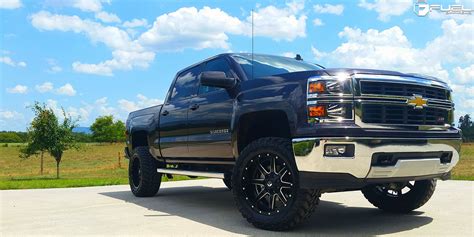 Chevrolet Silverado 1500 w/ 20x10 Fuel Maverick D538 Wheels