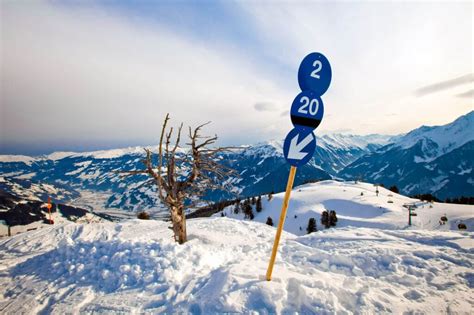 4 Types Of Skiing Slopes - Ski Run Colors Explained