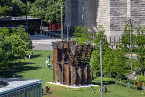 New sculpture at Brooklyn Bridge Park sends message about the southern border • Brooklyn Paper