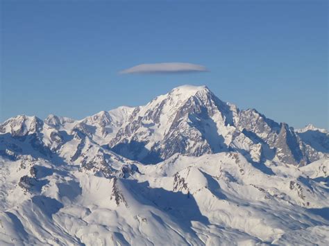 Vu sur le glacier du Mont-Blanc depuis les pistes de ski de la station ...