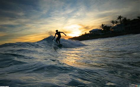 7 Lokasi Surfing Dengan Ombak Tergokil Di Indonesia ~ ETHNIC Tour and ...