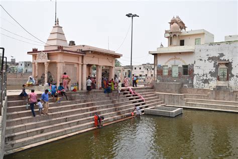 The story behind Shyam Kund's irregular shape - Vrindavan Today