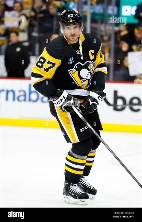 Pittsburgh Penguins center Sidney Crosby (87) during warm up before an ...