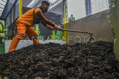 PENGOLAHAN SAMPAH ORGANIK JADI PUPUK KOMPOS DI JAKARTA | ANTARA Foto