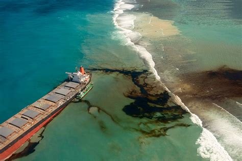 モーリシャス沖で座礁した貨物船から重油が流出した（写真は2020年8月9日）