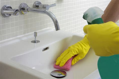 How to Clean a Bathroom in 15 Minutes