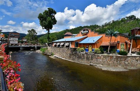 5 Downtown Gatlinburg Restaurants You Can Walk to from Our Hotel