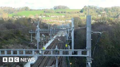 Flooding causes rail delays between Bristol and Swindon - BBC News