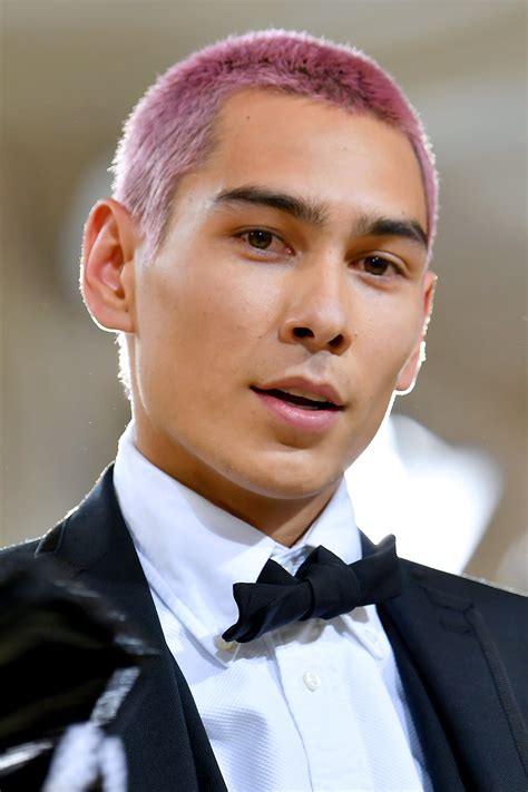 Evan Mock Brought Back His Iconic Pink Hair For the Met Gala, and We’re ...