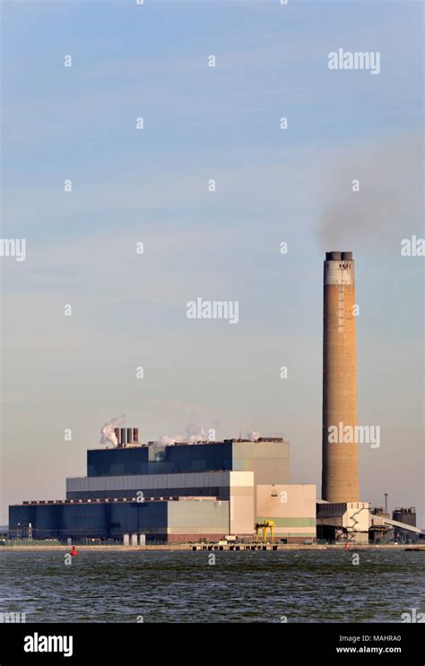 Kingsnorth power station hi-res stock photography and images - Alamy