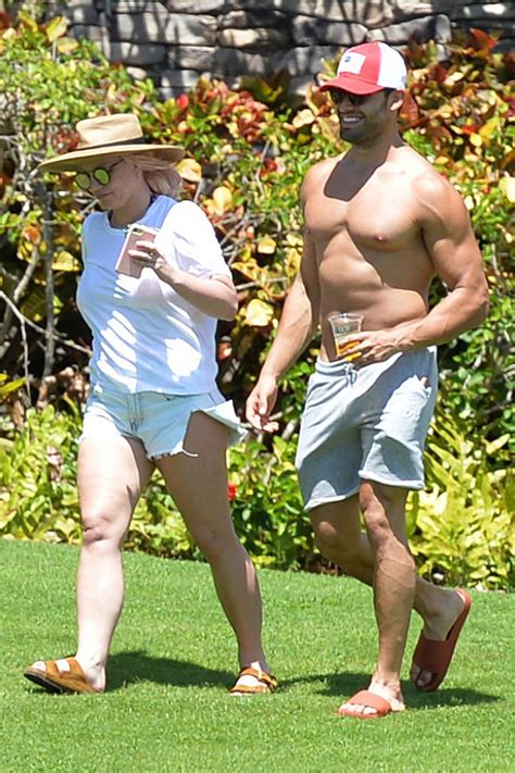 Britney Spears looks happy and relaxed as she enjoys a couples getaway ...