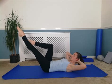 Pilates exercises - One leg stretch - Pilates Live