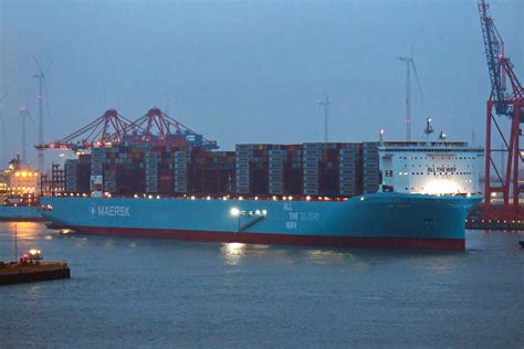 Maersk vessel arrives in Hamburg on maiden methanol voyage - Container News