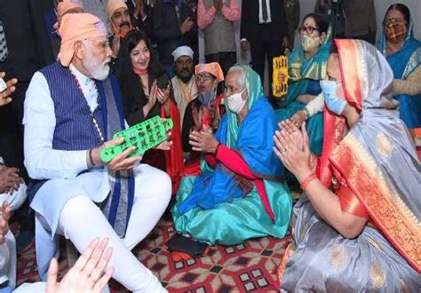 SEE: Modi sings bhajans at Ravidas temple - Rediff.com India News