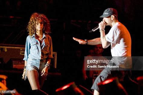 182 Eminem And Rihanna Photos & High Res Pictures - Getty Images