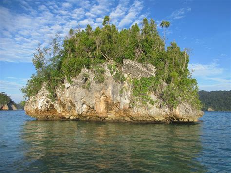 Karst Islet | Triton Bay at Saria, West Papua, Indonesia, ha… | Flickr