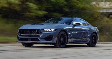Ford Mustang (2023) : la nouvelle génération de la pony car se dévoile, elle ne lâche pas son V8