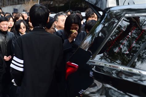 Lee Sun-kyun’s wife Jeon Hye-Jin weeps at tragic actor's funeral as ...