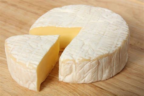 Do You Eat the Rind on Brie Cheese? Is Brie Skin Edible? - KitchenBun.com