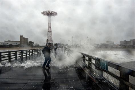 Hurricane Sandy Pounds New York City as It Moves Inland - The New York ...