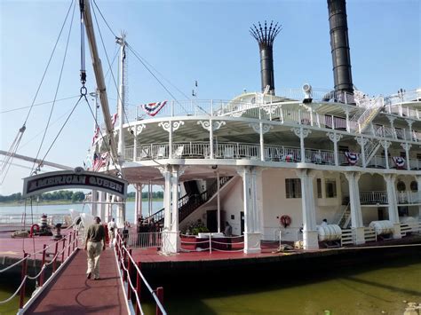 American Queen Steamboat Rollin' on the River Mississippi - eXtravaganzi