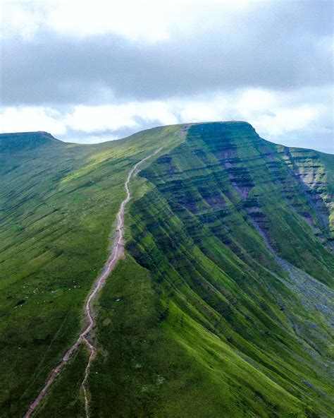 Solo Hiking the beautiful Brecon Beacons Horseshoe - a 12 Mile Pen y ...