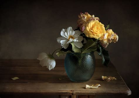 Pin by Gerardo Camarillo on Photography, Still Life | Still life flowers, Green vase, Flowers ...