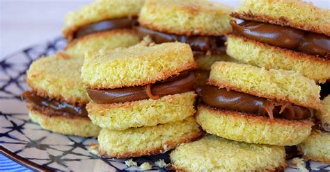 Alfajores de coco y dulce de leche / Recetas dulces, fáciles y ricas! / Tres Tenedores