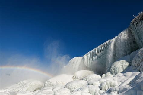 Rainbow appears over the skyline as Niagara Falls freezes. Viral pics ...