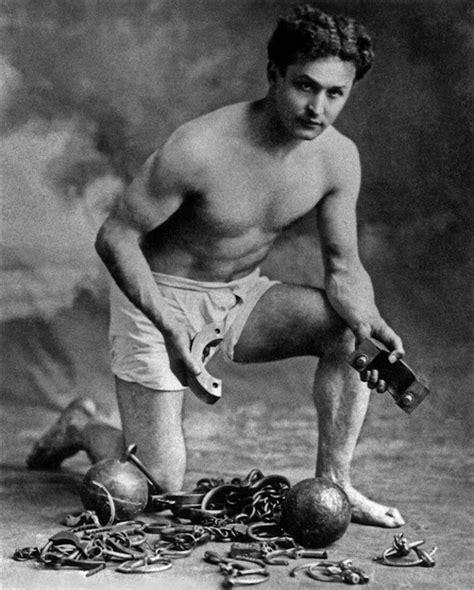 20 Amazing Photographs of Harry Houdini, a Famous Magician and Escape ...