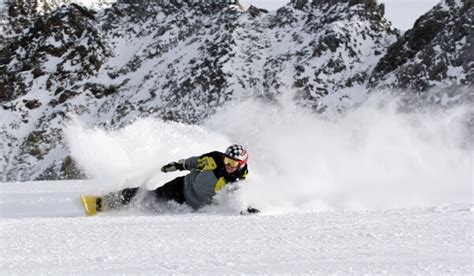 How to Carve on a Snowboard (5 Quick Tips)