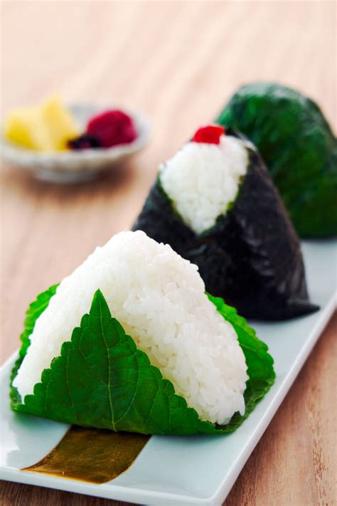 How to Make Onigiri (おにぎり - Japanese Rice Balls)