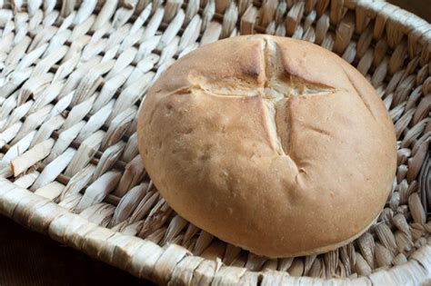 Round crusty cob loaf - Free Stock Image