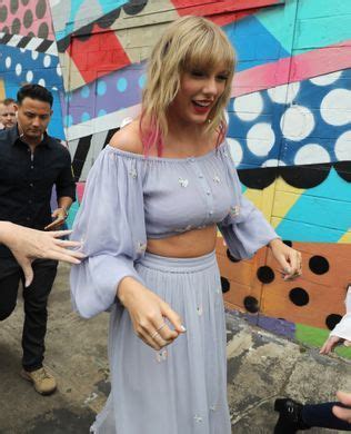 Taylor Swift appears at butterfly mural in Nashville's Gulch | Taylor ...