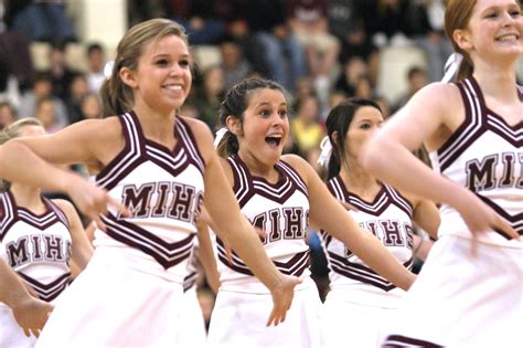 File:Mercer Island High School Cheerleaders.jpg - Wikimedia Commons