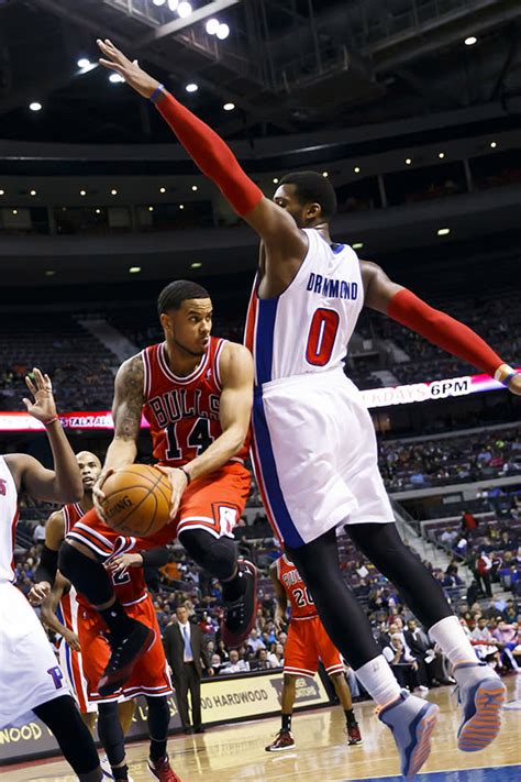 Andre Drummond Switches Shoes at Halftime Against the Chicago Bulls ...