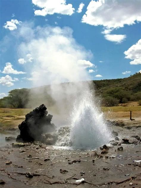 Loburu Geysers and Hot Springs, Lake Bogoria | Wondermondo