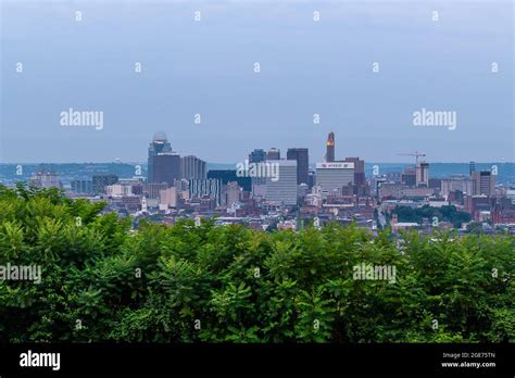 Cincinnati Skyline at Sunrise from Bellevue Hill Park Stock Photo - Alamy