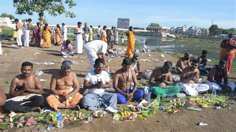 Hundreds swarm riverside to perform Aadi Amavasai rituals - The Hindu